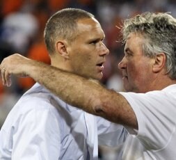 Hiddink (derecha) abraza a Van Basten. / AP