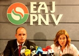 Joseba Egibar, junto a la coportavoz del GBB, María Eugenia Arrizabalaga, ayer en Donostia./APREA