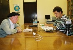 Asier Sarasua responsable del proyecto durante la grabación de un testimonio.