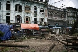 Adriana Velasco, Dimi Rodriguez, Khun Hyun Ti, Noelia Gorrón, Pablo Santamaría, Vanessa Iglesias, Maite Rodríguez, Itziar Villar, un monje budista y Chema Alba, descansan en un monasterio.