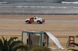 Una de las bombas estalló en la playa de Laredo, donde provocó daños en una caseta. /AP