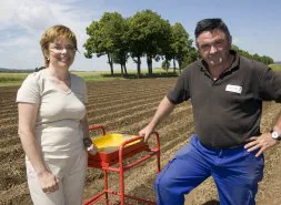 Ortiz y García Bikuña, junto al recipiente atrapa-pulgones. /APREA