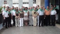 Alcaldes y concejales de distintas épocas se reunieron en el Ayuntamiento. Irune Berasaluze se dispone a lanzar el txupinazo. /EGAÑA