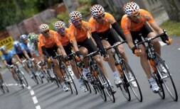 El Euskaltel tira del pelotón en el Tour. El equipo vasco ha trabajado mucho durante las tres semanas. /EFE