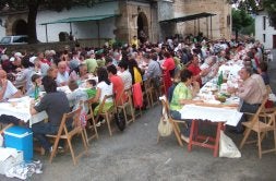 Herri afariak 300 lagundik gora elkartu zituen plazan inguruan. Eskuineko irudian, Itoiz Alustiza bere aitonarekin. /MUÑOA