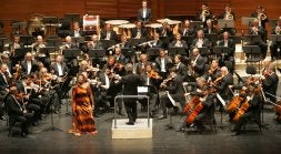 La soprano Measha Brueggergosman, con la Filarmónica Checa. /JOSÉ MARI LÓPEZ