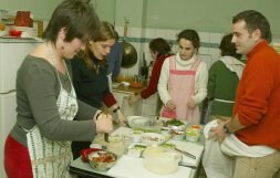 Alumnos en una clase de cocina impartida el curso pasado dentro de este programa. /ARIZMENDI