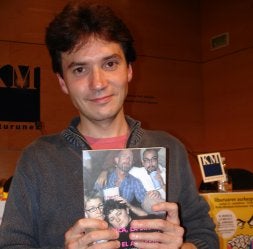 El escritor y cinéfilo Eduardo Nabal sujeta entre sus manos el libro que acaba de editar. /VIÑAS