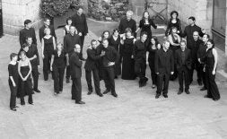 Componentes de la Coral que actúa esta tarde en la Iglesia parroquial de San Martín en Urretxu.