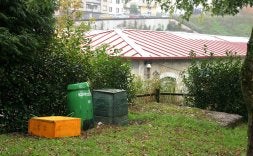 Una de las compostadoras que se han colocado en una de las cuestas de Gaztaño. /ARIZMENDI
