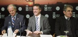 Juan María Atutxa, Iñigo Urkullu y el escritor Bernardo Atxaga, ayer en la rueda de prensa celebrada en Vitoria. /DAVID AGUILAR/EFE