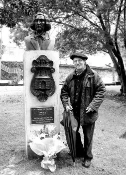 Luis Beitia, escultor del busto  y la placa en bronce. /SUDUPE