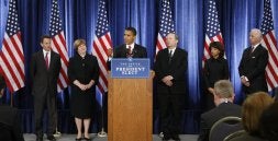 Timothy Geithner, Christina Romer, Obama, Lawrence Summers, Melody Barnes y Joe Biden. /AP