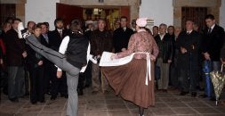 Los representantes políticos durante el recibimiento realizado por los dantzaris y txistularis en la entrada del Ayuntamiento. /LIMIA