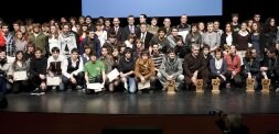 Todos los premiados por la Diputación Foral ayer posaron junto a Markel Olano, Iñaki Galdós e Iñaki Ugarteburu. /USOZ