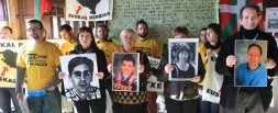 Familiares y amigos de Joseba Urrusolo, Kepa Pikabea, Carmen Gisasola y 'Txelis', respaldados por miembros del colectivo Demo. /LUIS ÁNGEL GÓMEZ