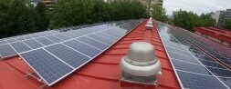 Placas solares en la cubierta del polideportivo de Bidebieta. La nueva ordenanza exigirá unos altos niveles de eficiencia energética, sobre todo a los edificios públicos.