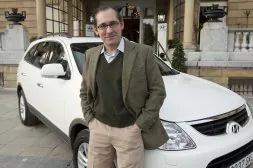 Diego Gutiérrez Colomer, delante del nuevo todocamino de Hyundai, el ix55, posa a la puerta del hotel María Cristina donostiarra. /JOSE USOZ