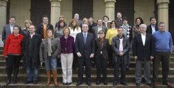 Los integrantes de la candidatura del PSE por Gipuzkoa, encabezados por Arriola (en el centro), ayer en Donostia. /MICHELENA