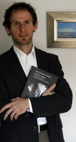 González-Castelao posa con un ejemplar de su libro. / MARIO ROJAS