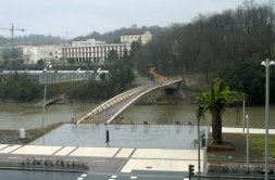 El nuevo puente revoluciona la movilidad peatonal del barrio.La pasarela se cerrará con el horario del parque Cristina Enea. /AYGÜES
