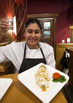 En el vaso no hay agua sino tequila. En el plato, maíz. /USOZ