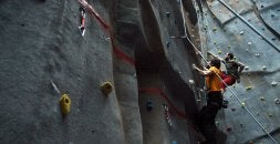 Dos escaladores suben por la pared de la nueva instalación que acoge el polideportivo tolosarra. /KLISK