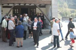 Un buen número de vecinos se acercó ayer a la ermita de Belauntza. /BELAUNTZARAN