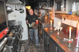 El fuego se originó en la zona del almacén y de la cocina. /FOTOS: JOSE MARI LÓPEZ