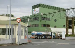 Planta de Iparlat en Urnieta, dedicada al tratamiento y envasado de leche cuyo principal destino es Mercadona. /MIKEL FRAILE