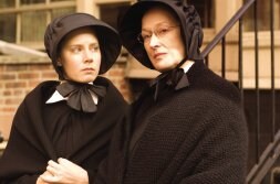 Las actrices Amy Adams y Meryl Streep en una escena de la película 'La duda'.