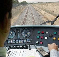 Un conductor en la cabina de un tren que circula por un tramo de altas prestaciones. / RAMÓN GÓMEZ
