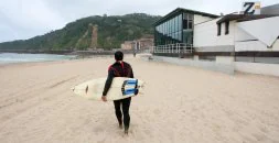 Un surfista pasa por el lugar donde se llevó a cabo la agresión. /LUSA