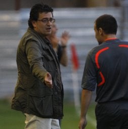 Iñaki Alonso protesta una de las polémicas decisiones arbitrales. /A. VÁZQUEZ