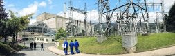 Varios trabajadores entran a la central nuclear de Garoña, que cumplirá 40 años de vida en 2011.