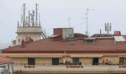 Los tejados del barrio donostiarra de Gros aparecen salpicados de antenas de telefonía móvil. /FOTOS: JUANJO AYGUÉS