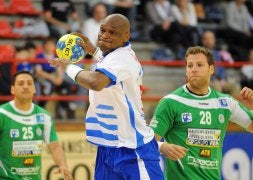 SE RETIRA.  Ivo Díaz dejará el balonmano de elite, al tener sus rodillas lastimadas. /FÉLIX MORQUECHO