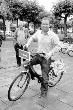 El alcalde con una de las bicicletas./ROMATET