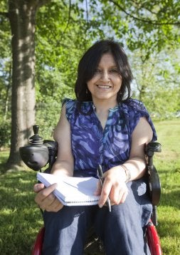 Tamara posa (y acaso escribe) en el parque de Miramón. /USOZ