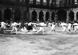 Gizon-dantza en la plaza de la Constitución bailada por chavales de corta edad.