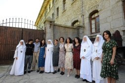 Aktoreetako batzuk eta Mikel Rueda zuzendaria (ezkerretik bigarrena) Azpeitiko moja-ikastetxe zaharrean, atzo. /FELIX MORQUECHO