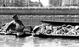 Una característica del Urumea fueron sus clásicas gabarras para transportar la arena.
