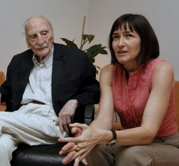 El escritor Francisco Ayala y la ministra González-Sinde. /EFE