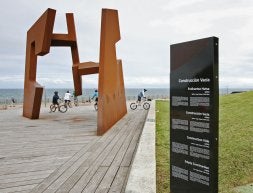 El panel informativo junto a la 'Construcción Vacía' de Oteiza. /LOBO