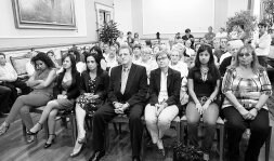 Juan Pablo y Angie, en primera fila del Salón de Plenos, junto a familiares y representantes institucionales. / FERNANDO DE LA HERA