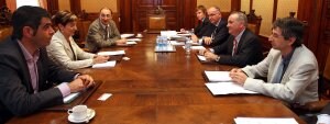 Arriola y Tapia, sentados uno frente a otro en el centro de la mesa, acompañados por el diputado foral de Carreteras y técnicos de ambas instituciones. /ARIZMENDI