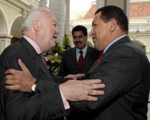 El ministro Moratinos y el presidente Chávez se saludan en el palacio de Miraflores. /EFE