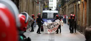 La Ertzaintza retira una pancarta en la Parte Vieja donostiarra, después de impedir una manifestación prohibida por Interior. /LUSA