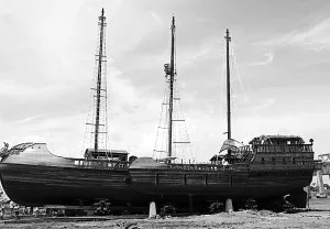 El trimarán artesanal 'Zamná', casi terminado, en su astillero de Yucatán. /DV