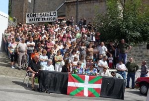 Vecinos de Lizartza, durante la comparecencia de ayer en apoyo a la mujer condenada.